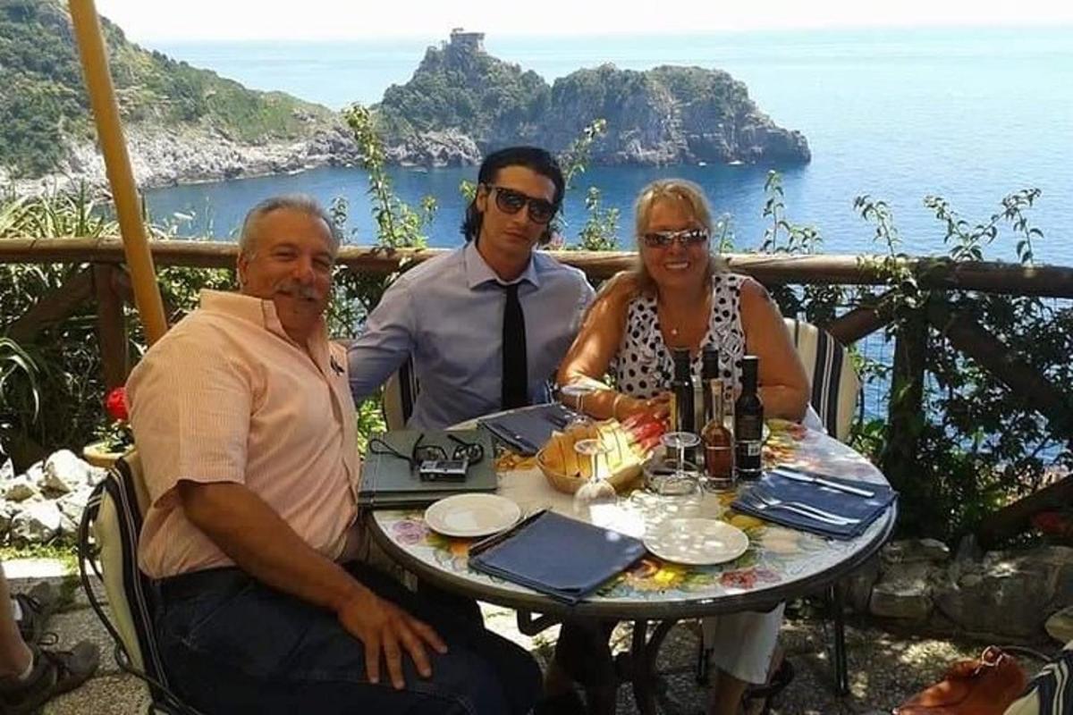 um grupo de pessoas sentadas à mesa