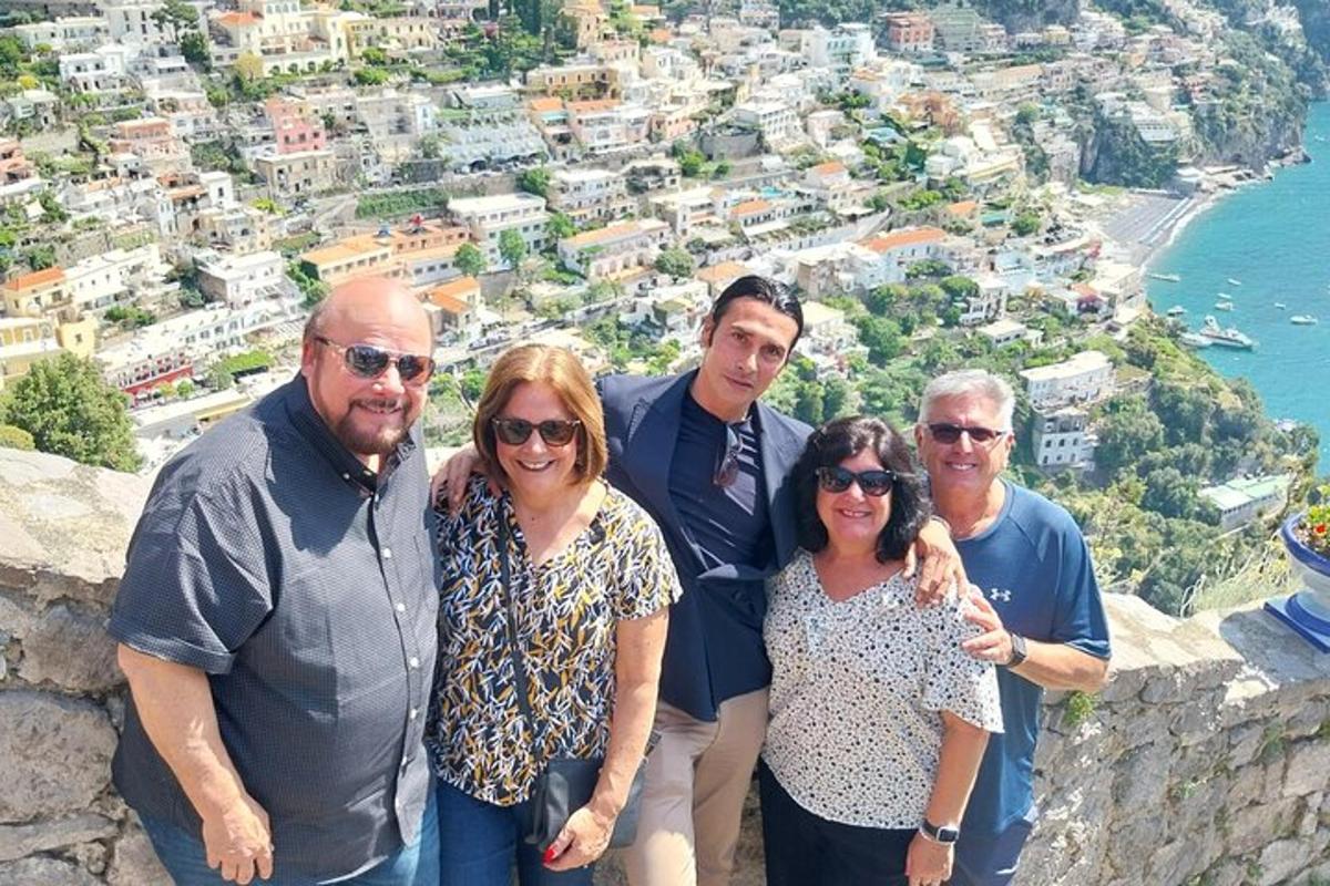 um grupo de pessoas em pé no topo de uma montanha