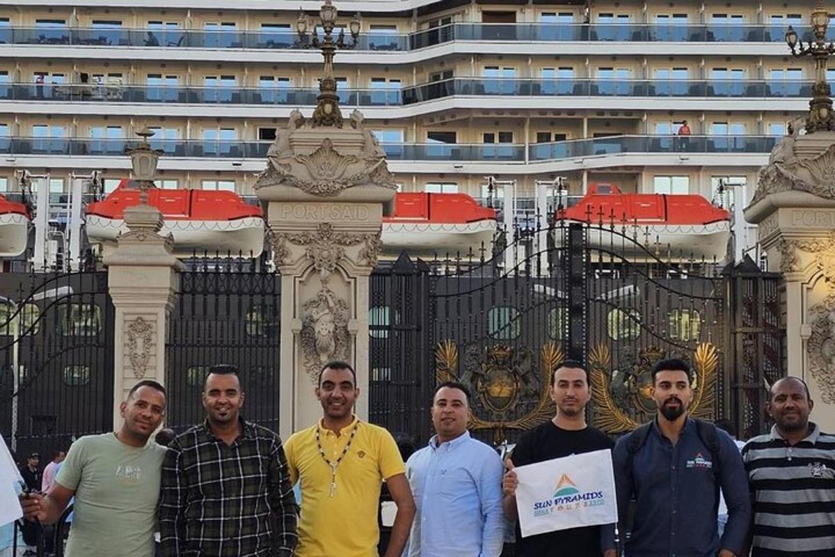 un gruppo di uomini in piedi davanti a un edificio