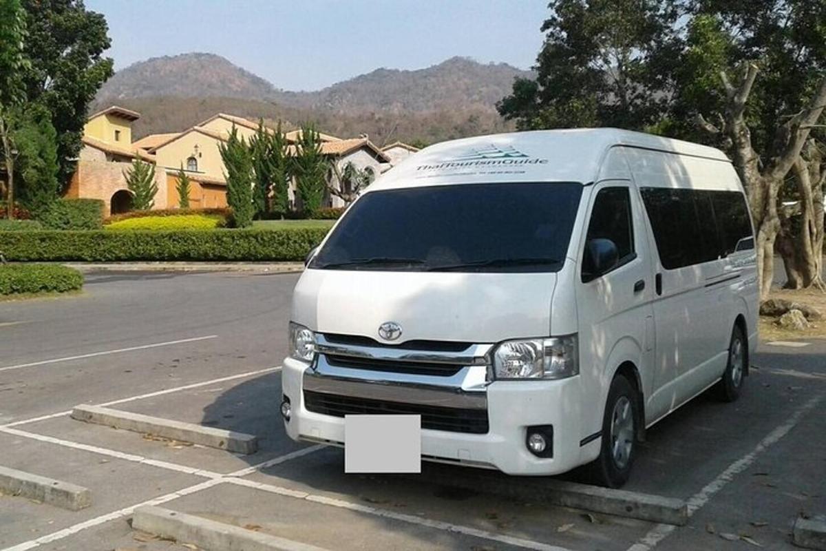 un furgone bianco parcheggiato in un parcheggio