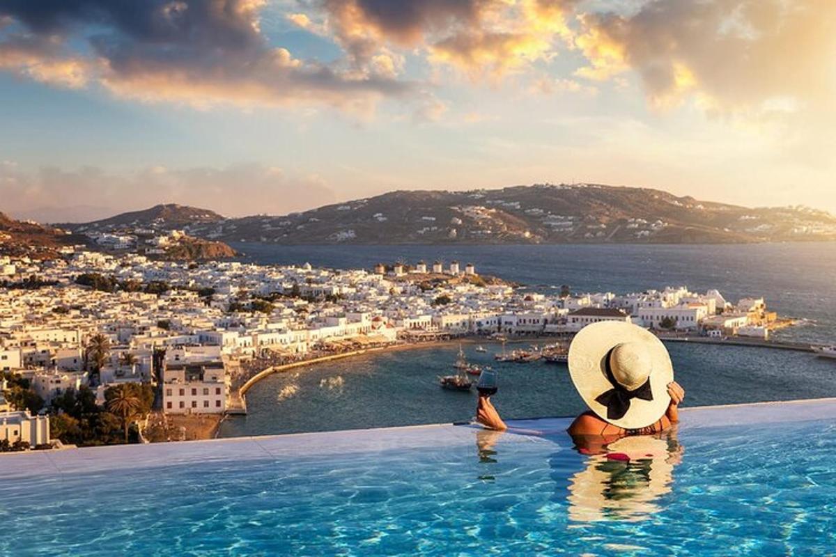 una piscina a sfioro con vista sulla città e sull'oceano