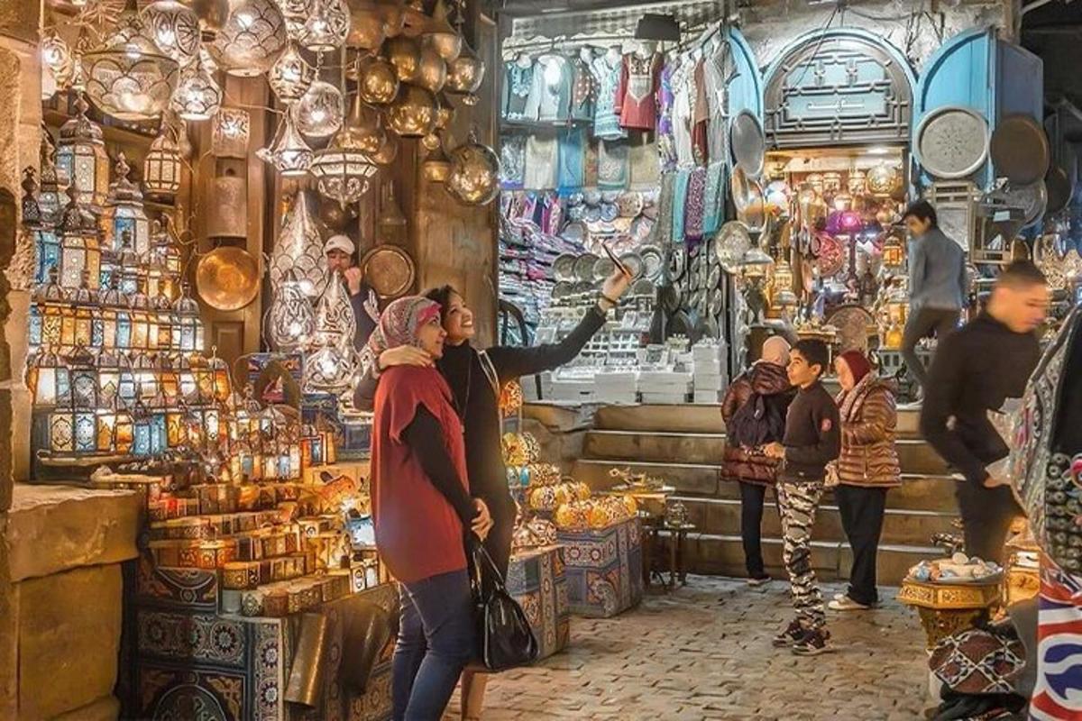 un gruppo di persone che camminano in un mercato in un negozio