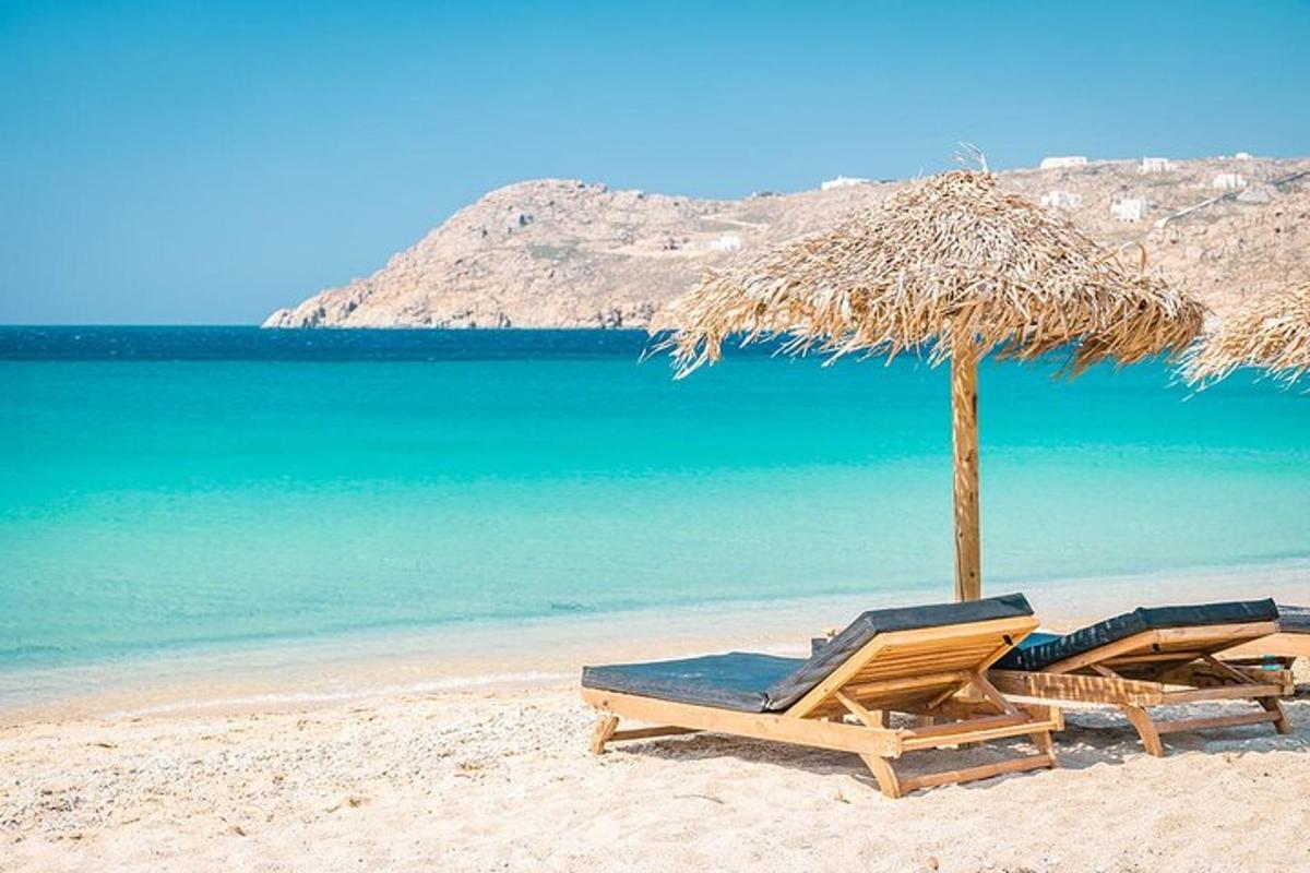due sedie a sdraio e un ombrellone su una spiaggia