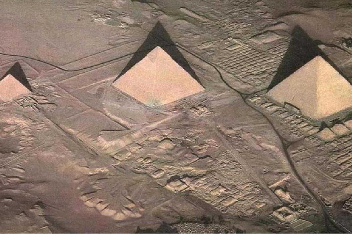 ein Gemälde der Gaspyramiden