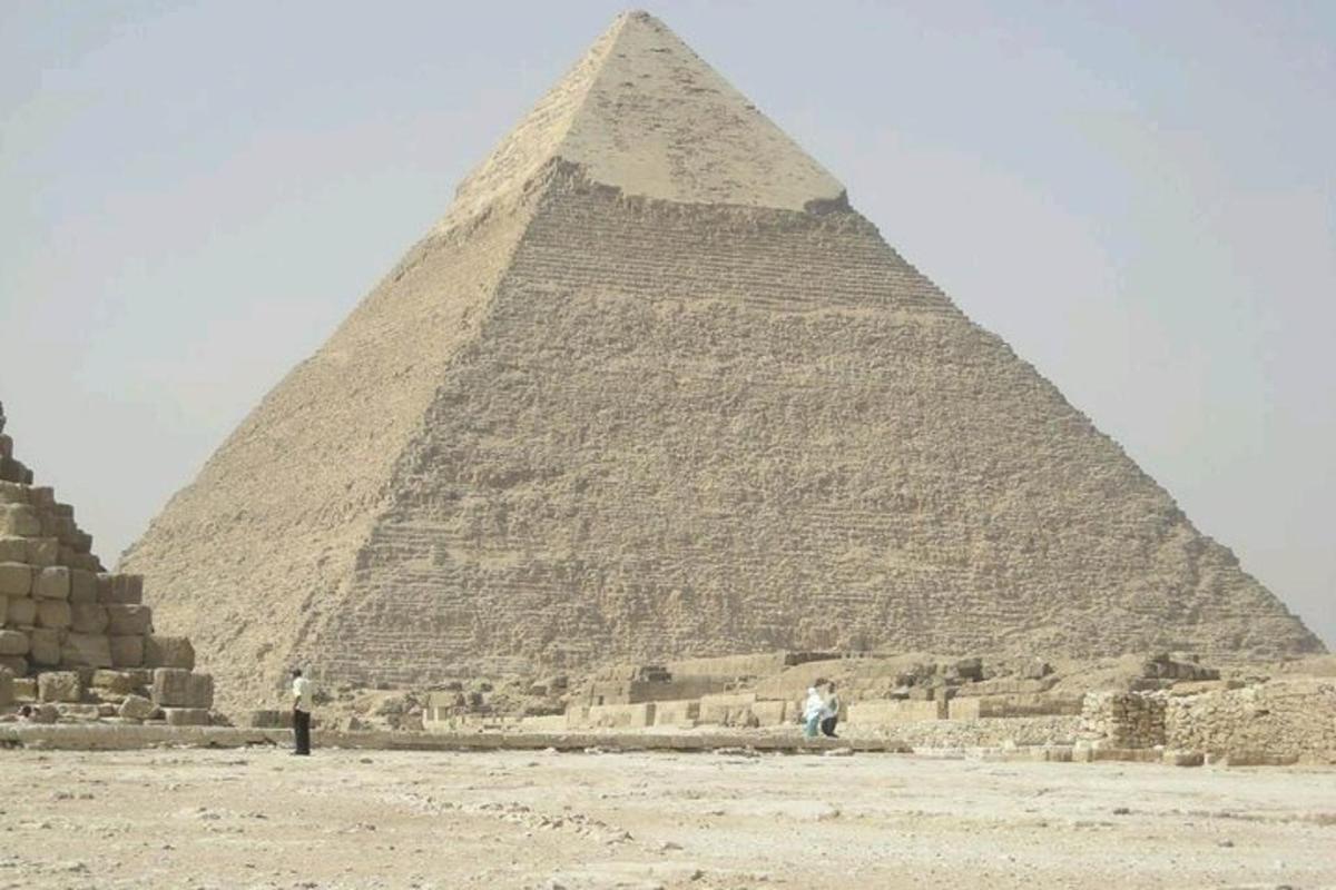 una piramide con persone in piedi di fronte ad essa