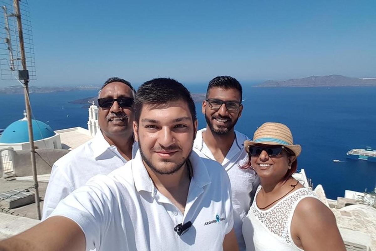 μια ομάδα ανθρώπων που ποζάρουν για μια φωτογραφία σε ένα πλοίο