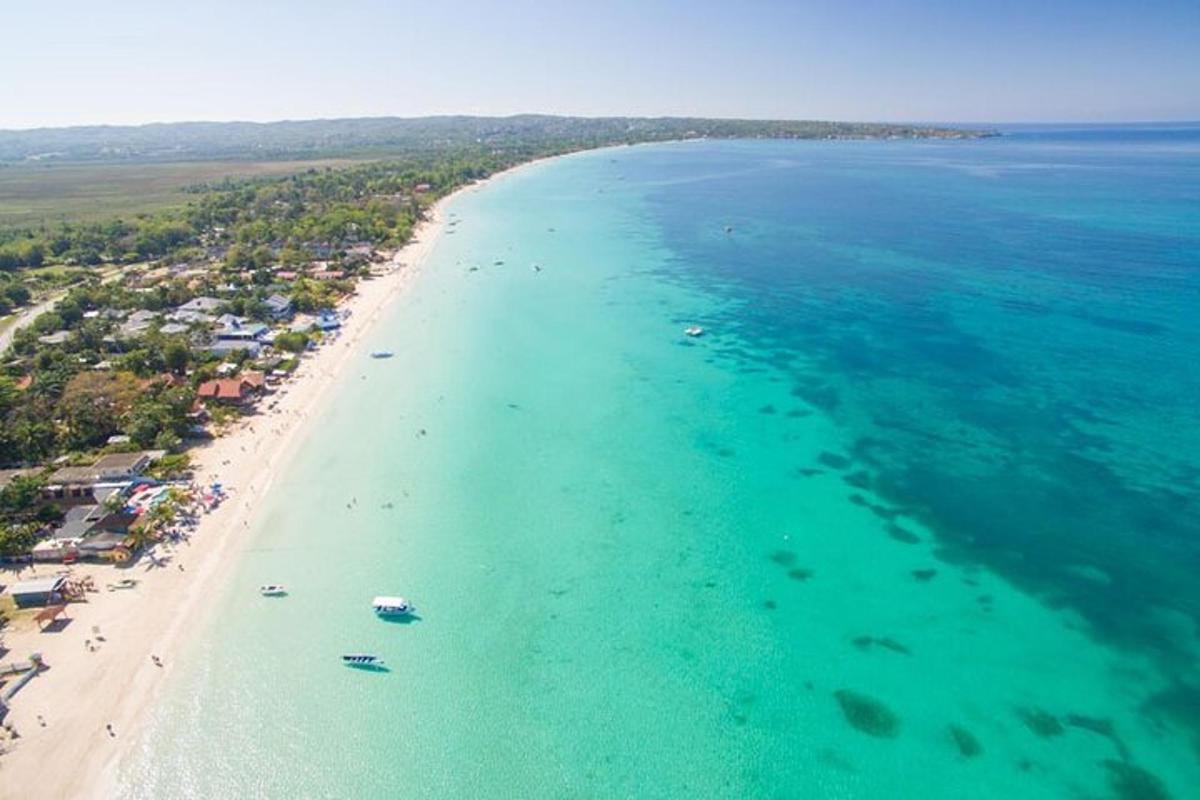 Zračni pogled na plažu s brodovima u vodi