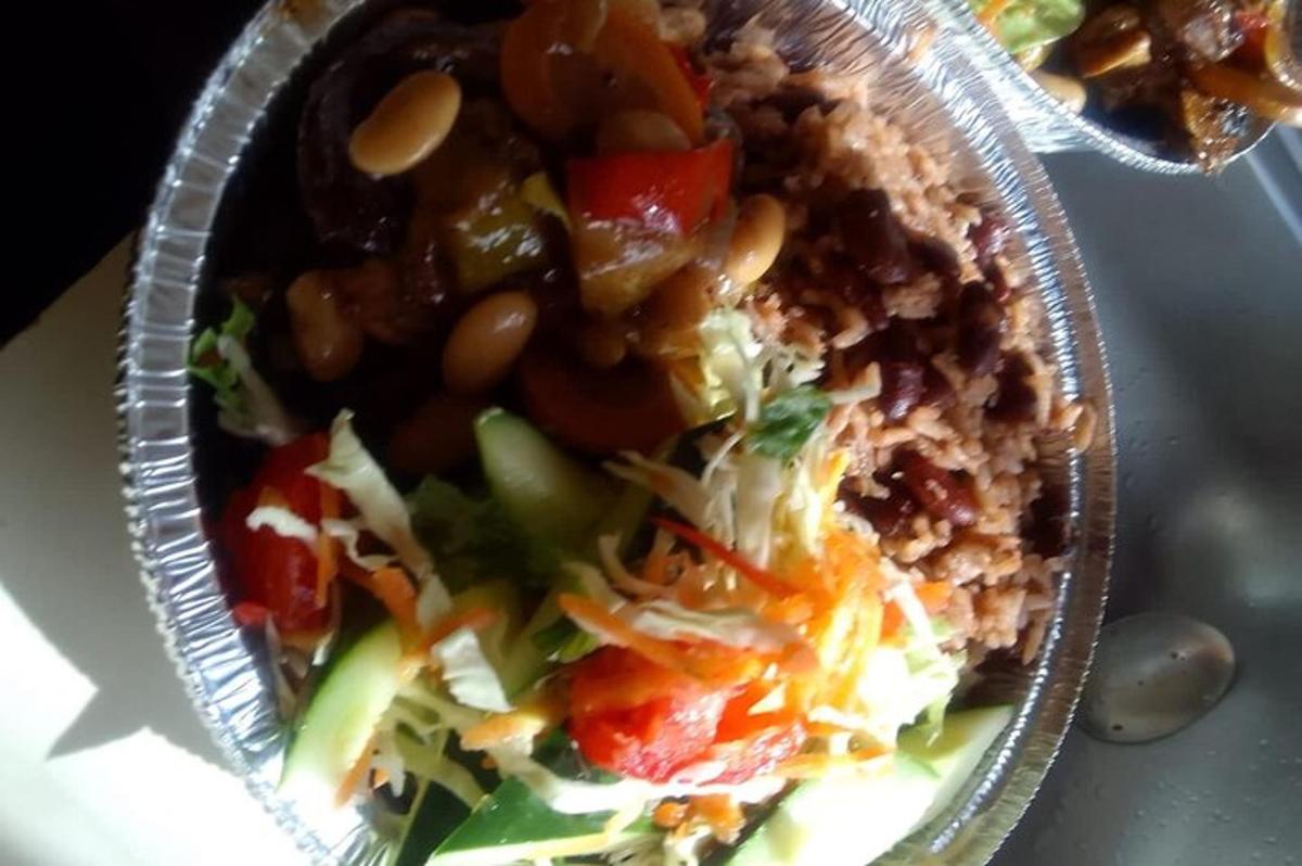 salad dengan kacang dan sayur-sayuran dalam bekas plastik