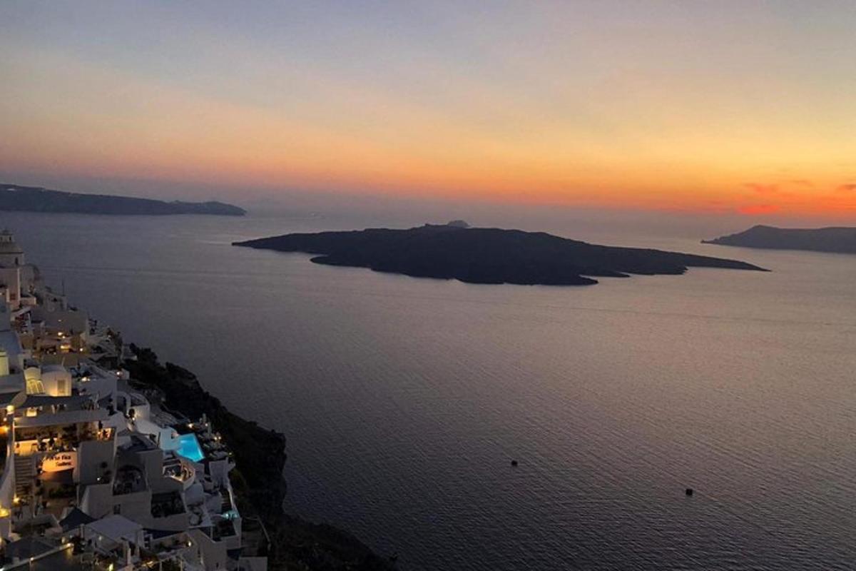 Αεροφωτογραφία ενός νησιού στο νερό κατά το ηλιοβασίλεμα