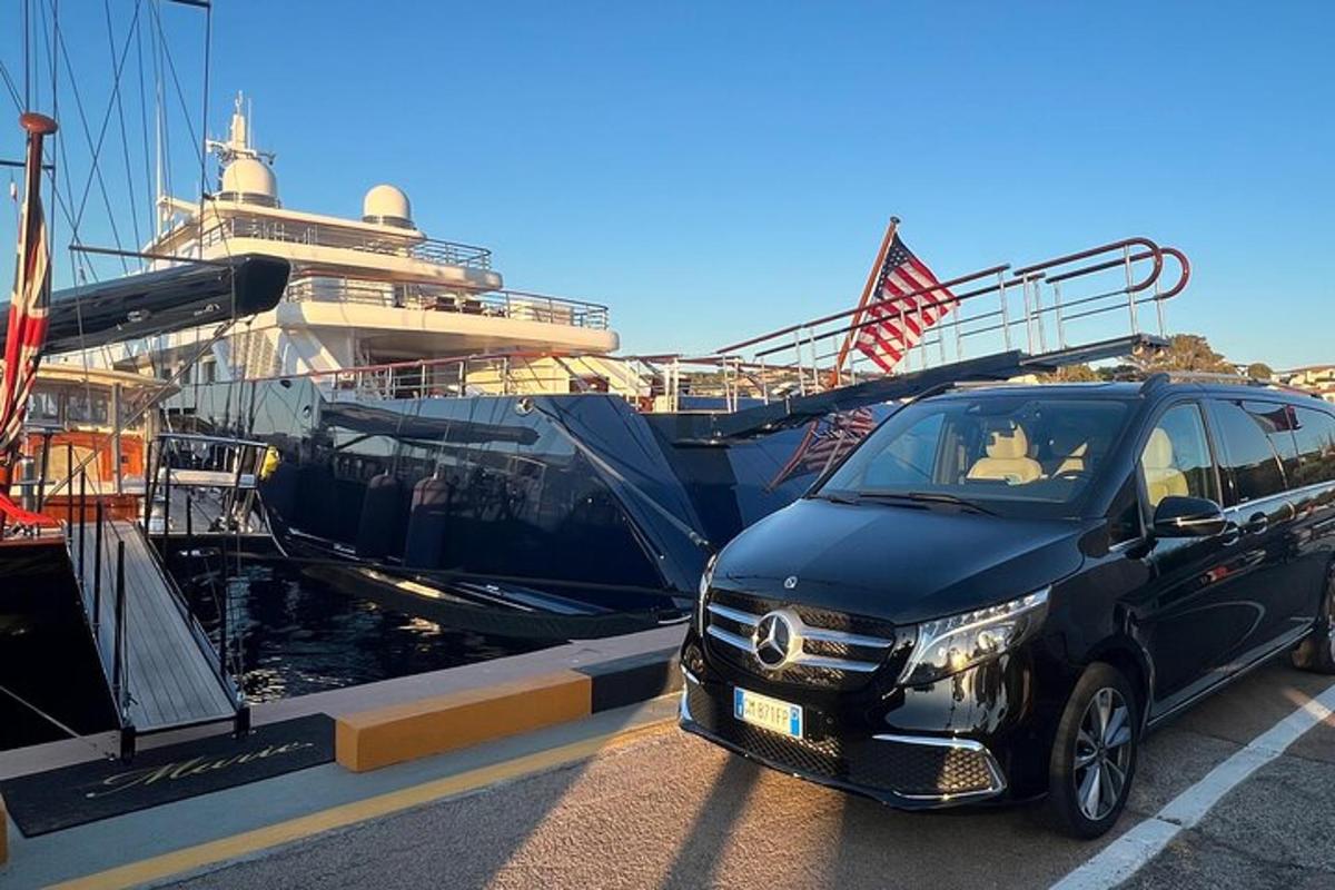 een zwarte auto geparkeerd naast een grote boot