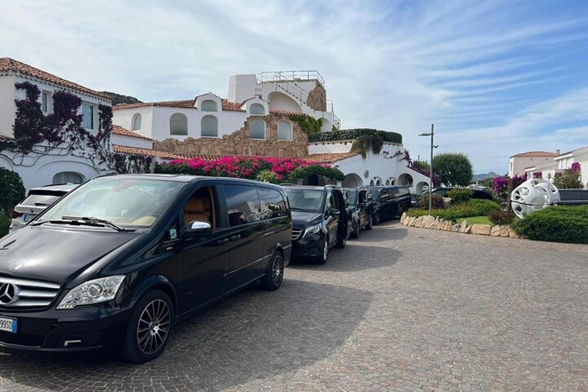 een rij auto's geparkeerd voor een gebouw