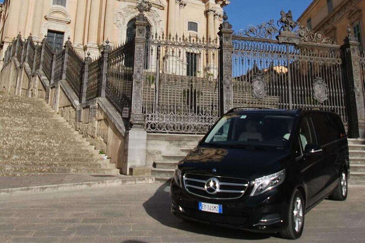 must auto pargitud hoone ette