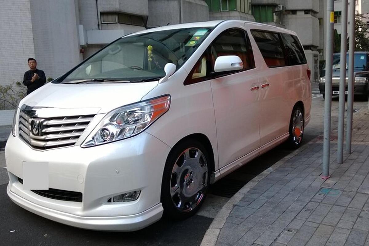 bel kombi parkiran ob strani ulice