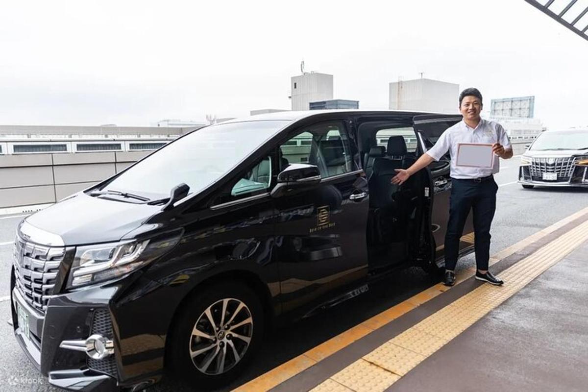 seorang pria keluar dari mobil hitam