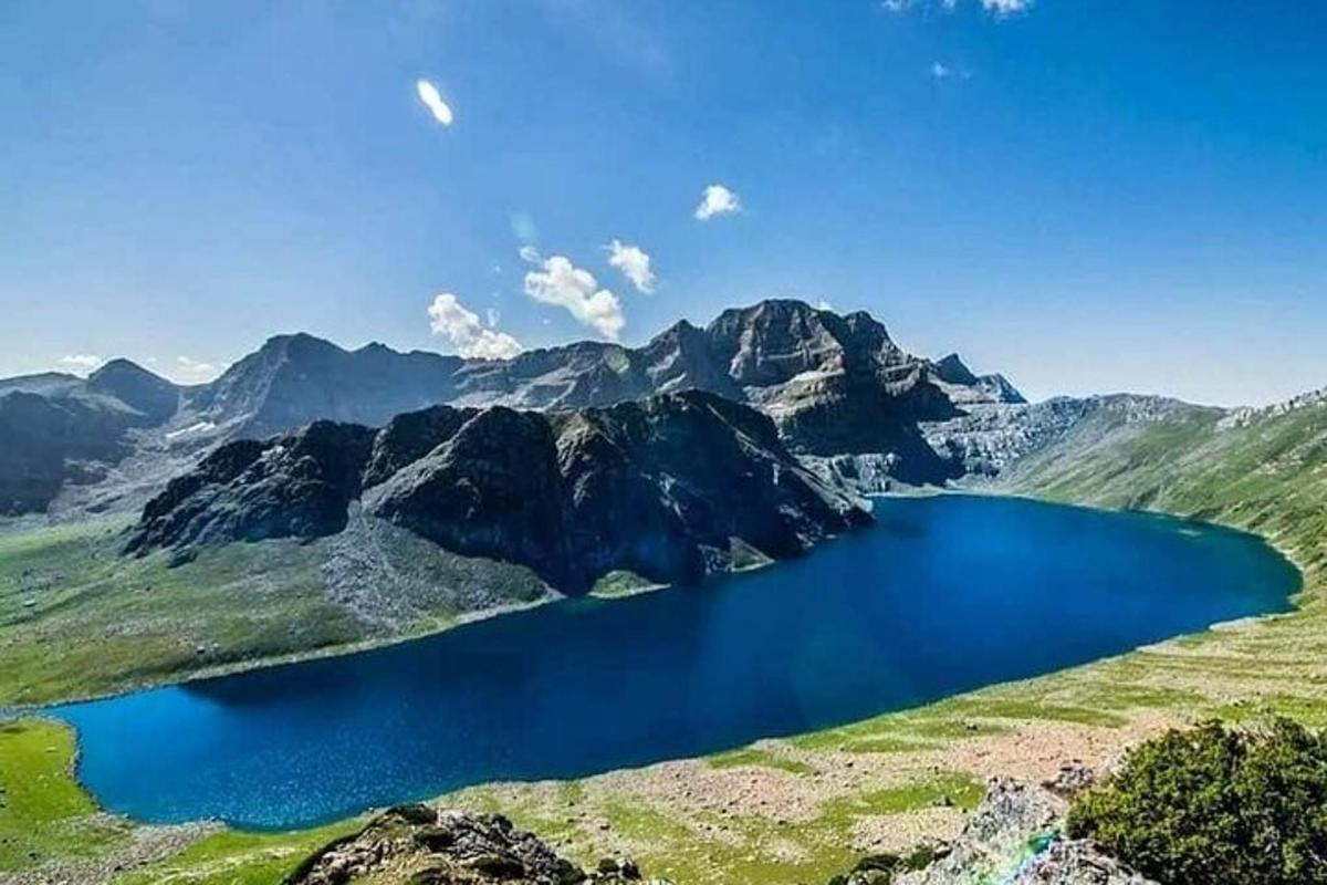 pohled na horské jezero v horách