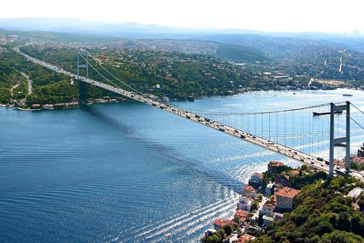 o vedere aeriană a unui pod peste un râu