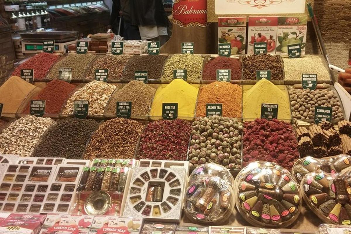 o expoziție de nuci și produse uscate într-un magazin