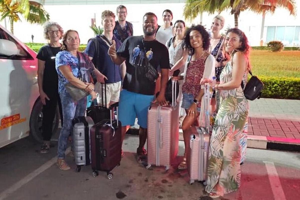 un grup de persones posant per a una foto amb el seu equipatge