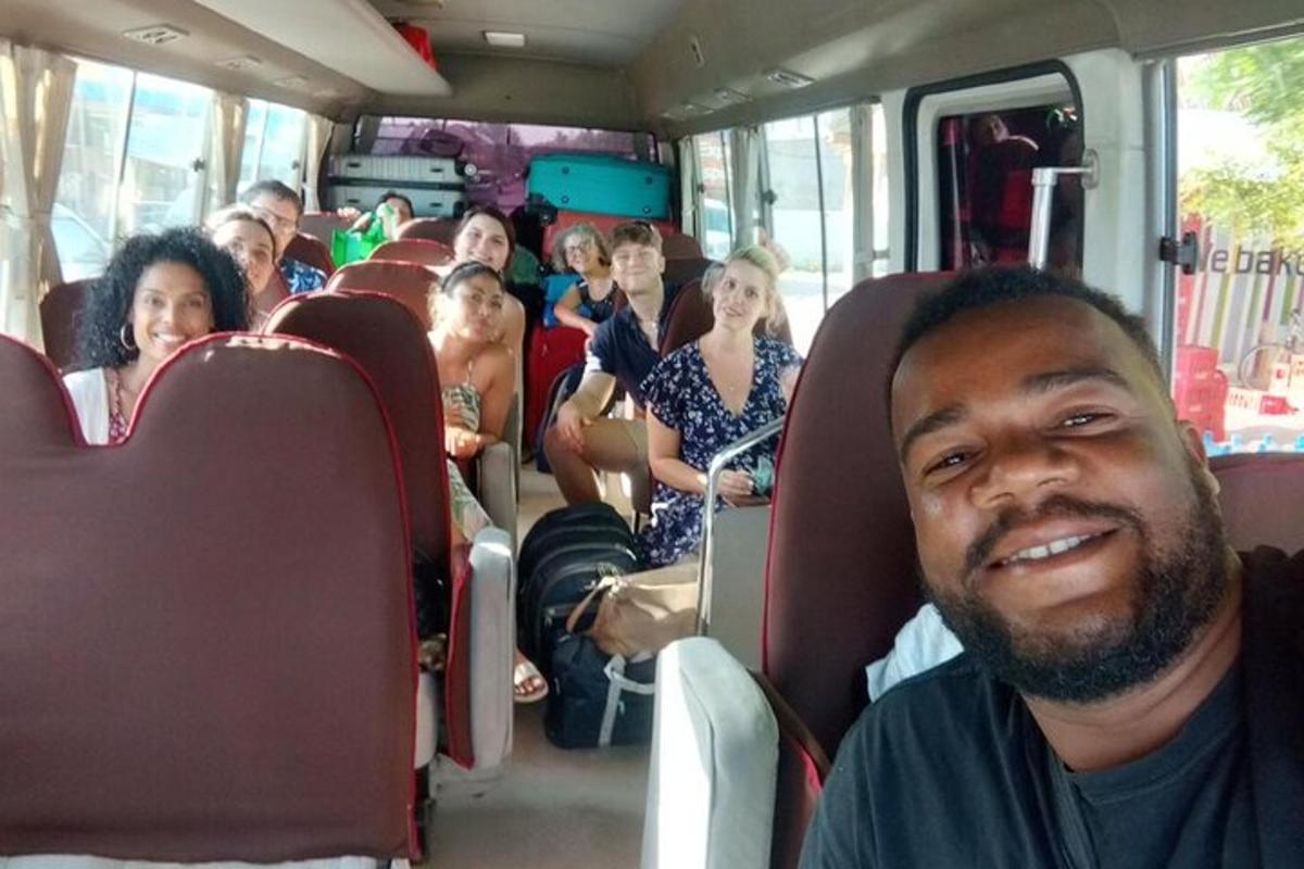 um grupo de pessoas sentadas em um ônibus