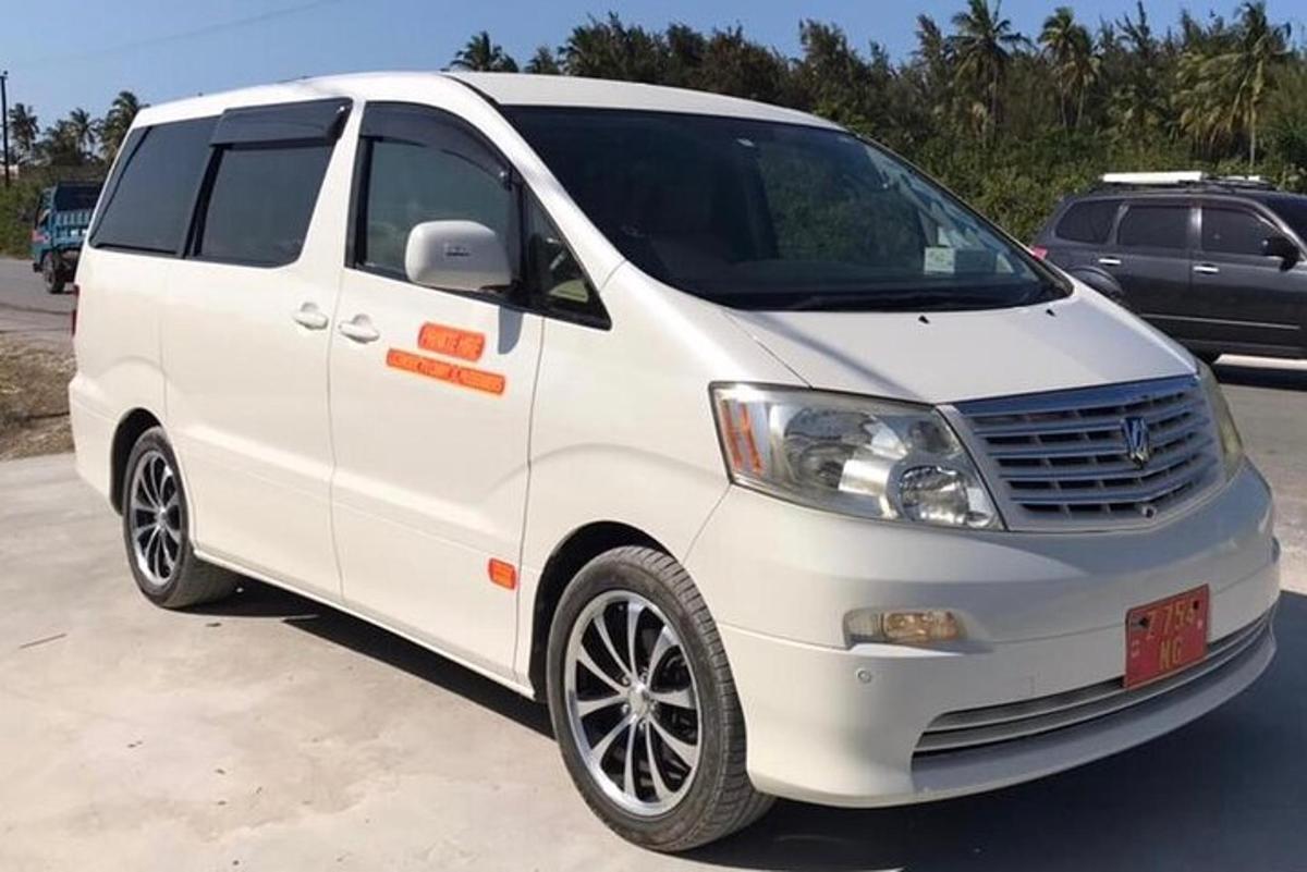một chiếc xe tải màu trắng đỗ trong bãi đậu xe