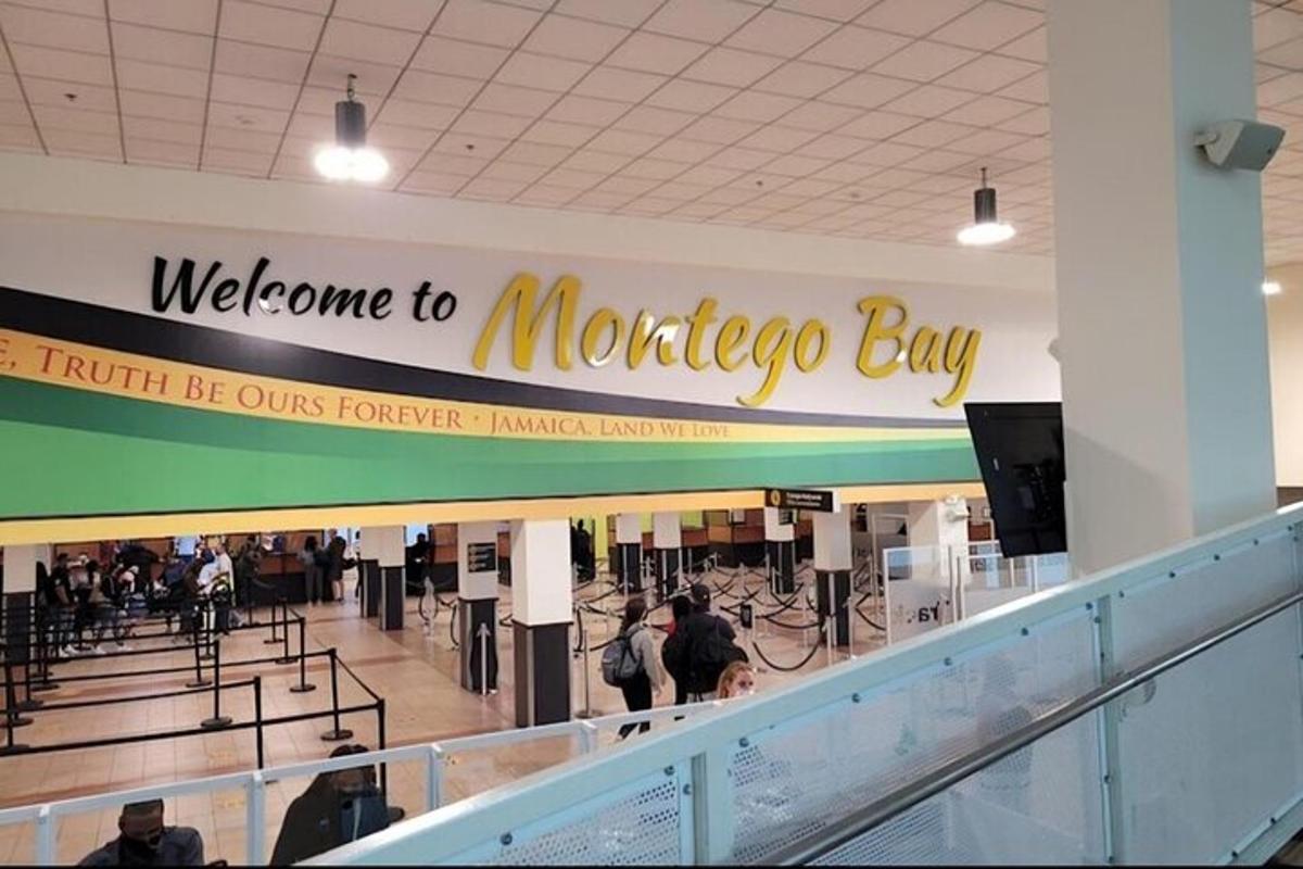 isang palatandaan para sa isang morocco bay sa isang paliparan