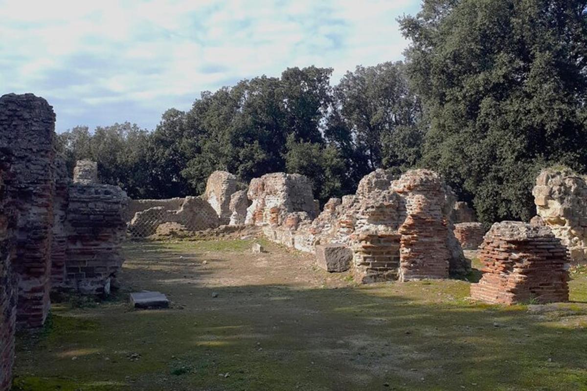 skupina kamenných ruin v poli