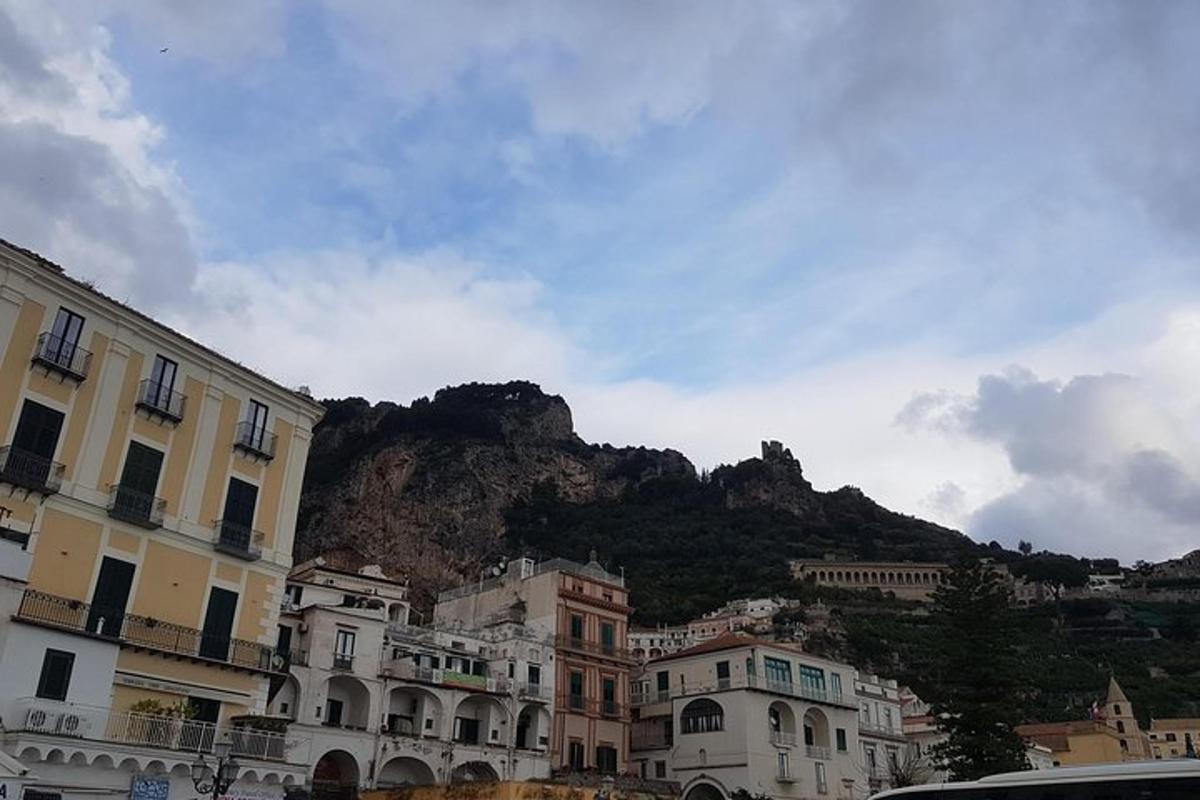 un gruppo di edifici di fronte a una montagna