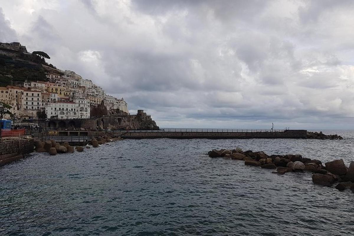 un grande specchio d'acqua con edifici e un molo