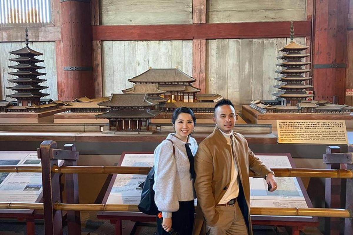 seorang lelaki dan seorang wanita berdiri di hadapan sebuah muzium