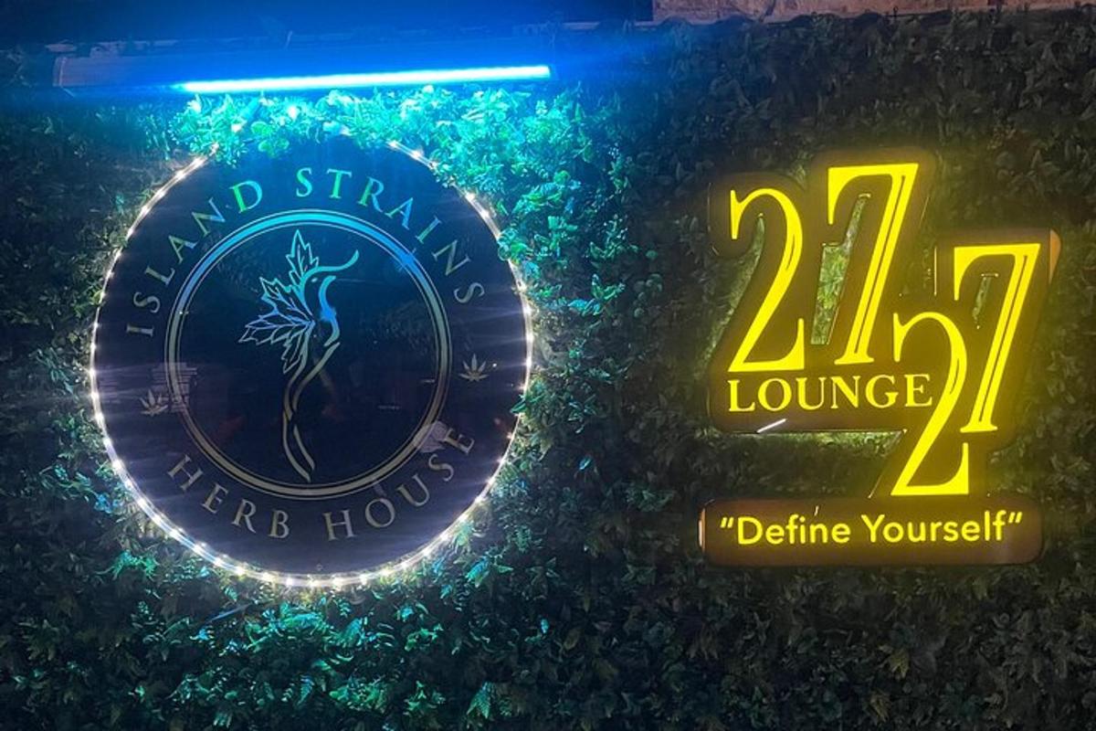 tanda untuk lounge dengan lampu biru