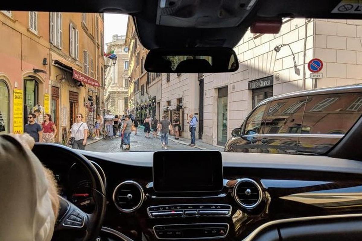 una vista dall'interno di un'auto che percorre una strada cittadina
