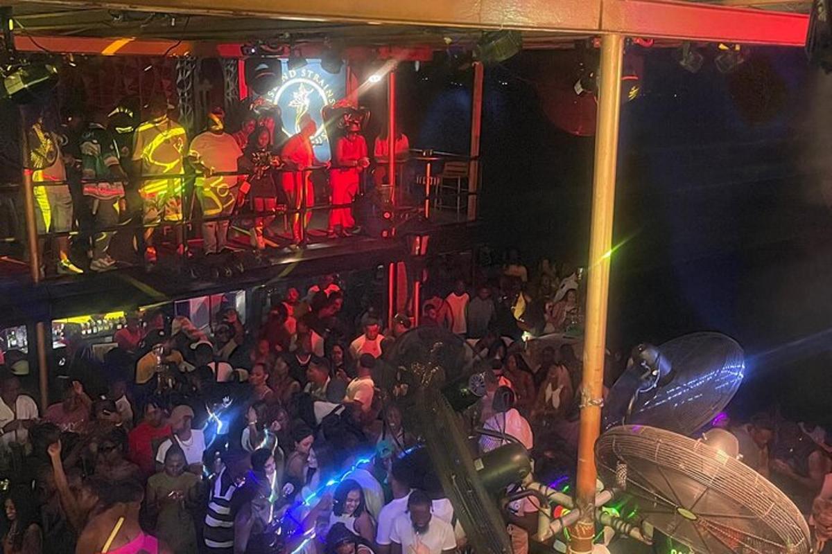 sekelompok orang di klub malam pada malam hari