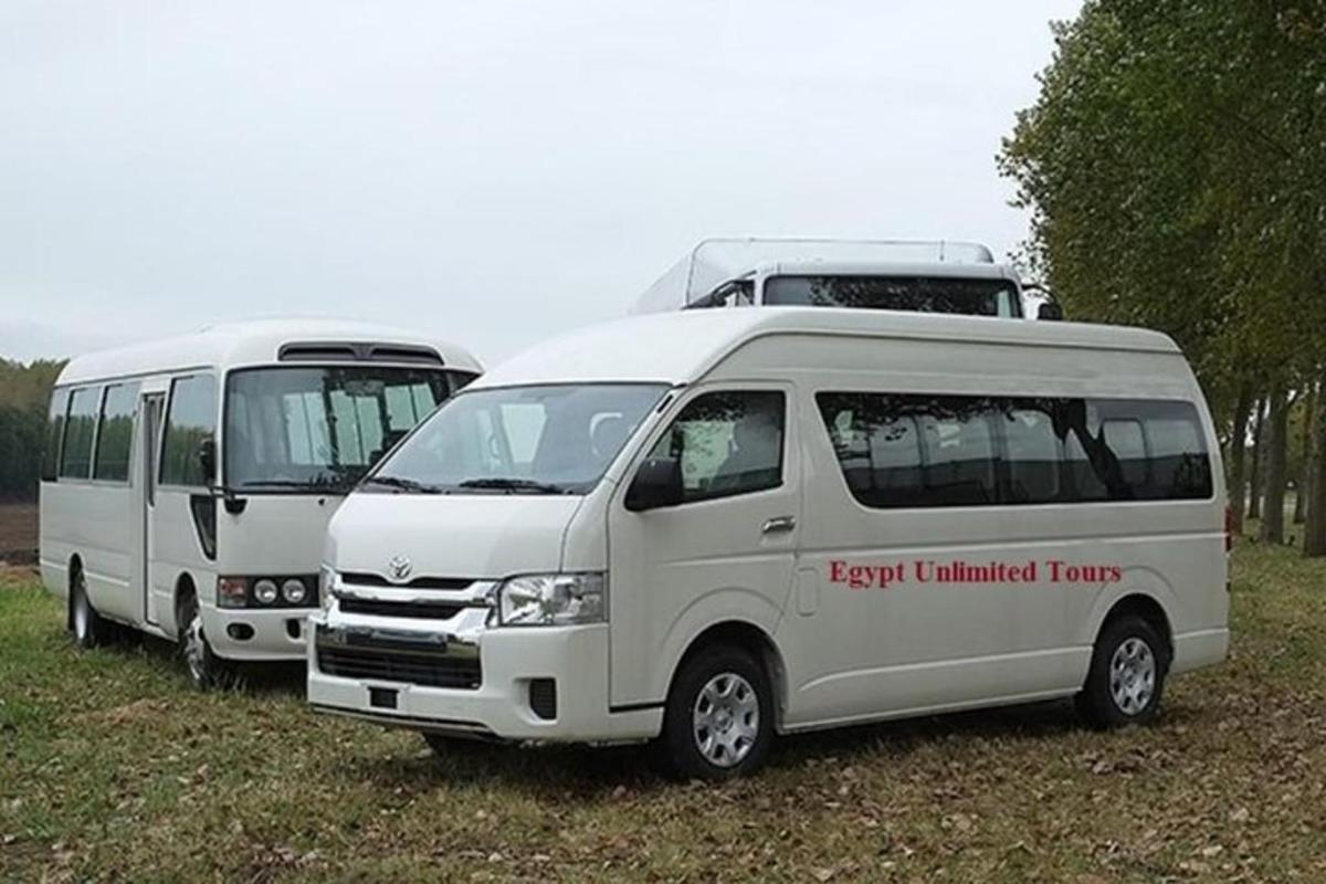 duas vans brancas estacionadas uma ao lado da outra