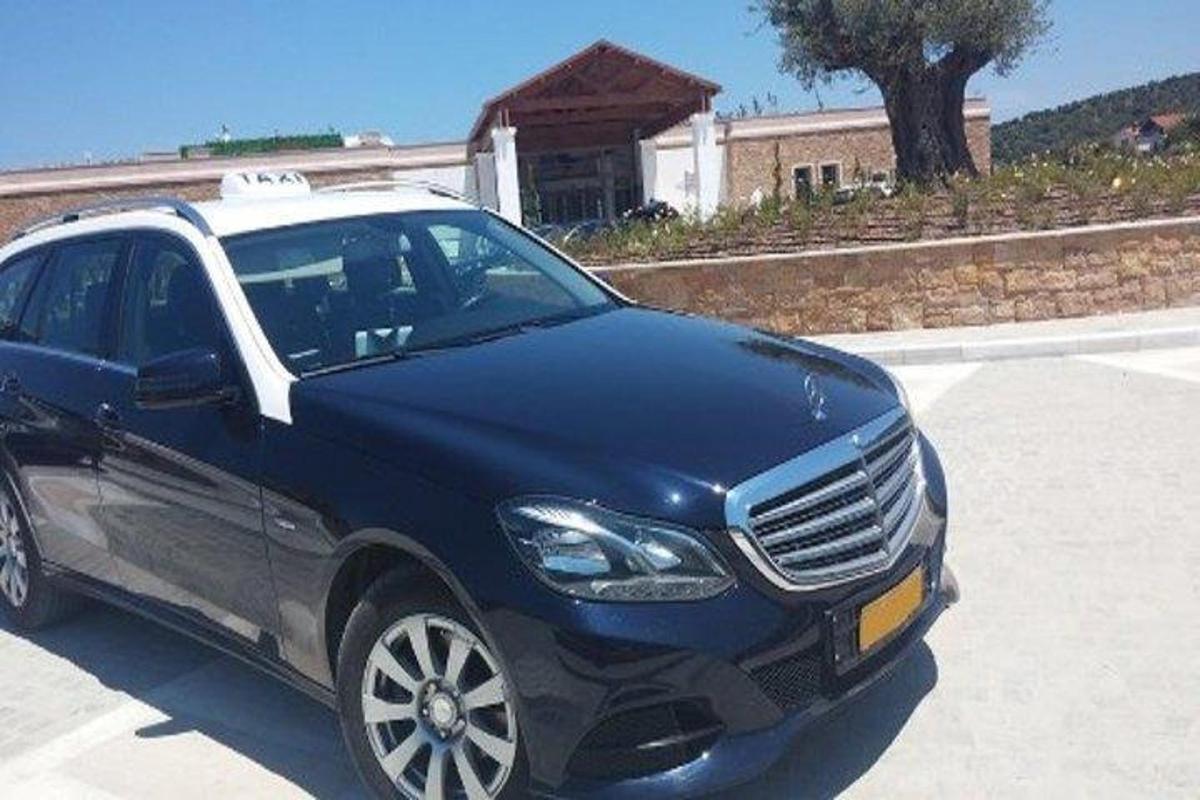 um carro azul estacionado em um estacionamento