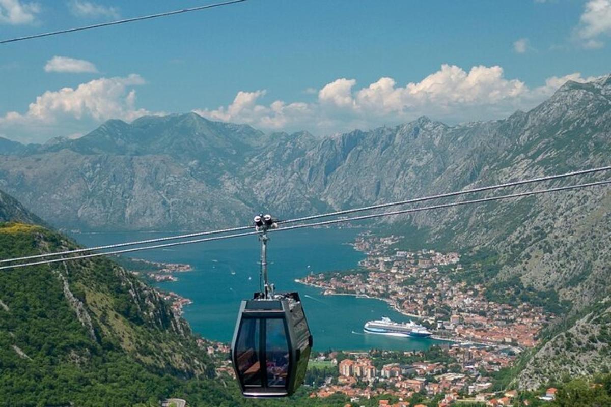 gondola letící nad městem a vodní plochou