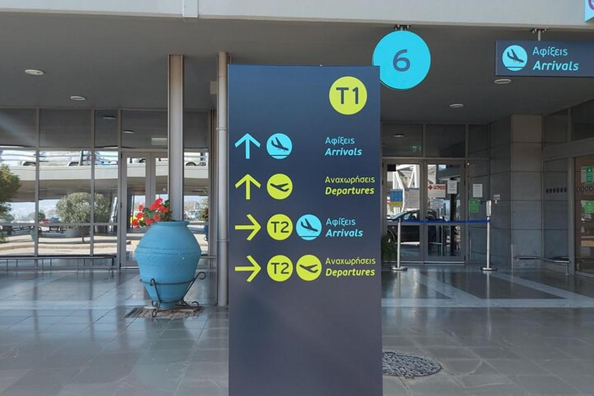 uma placa em um prédio com setas