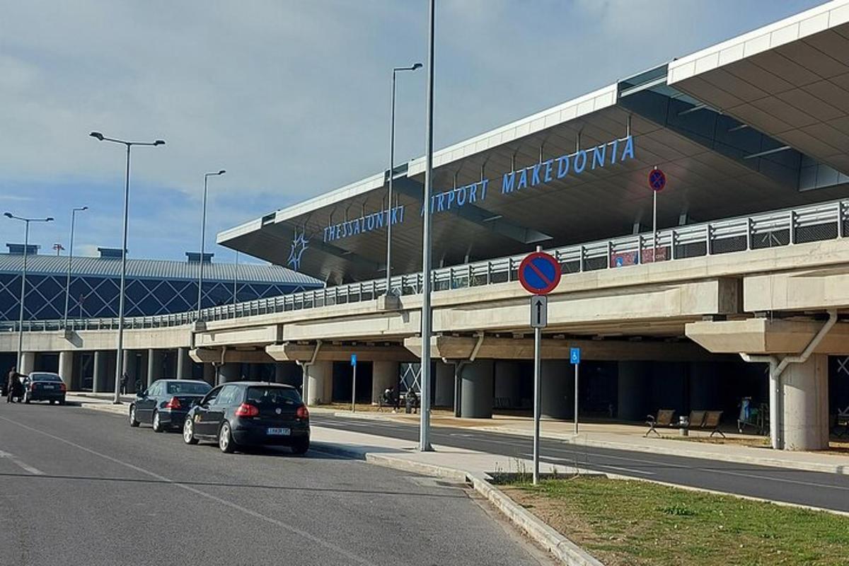um prédio com carros estacionados na beira de uma estrada