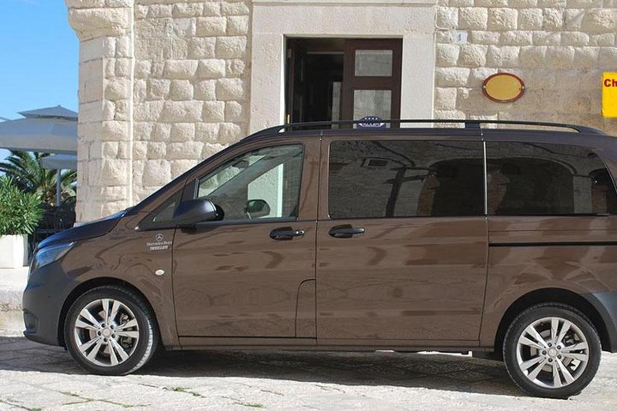 o mașină maro parcată în fața unei clădiri