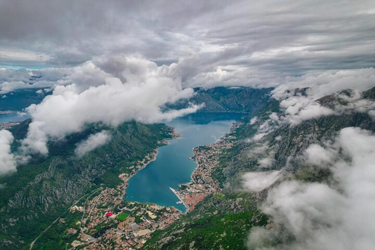 vista aèria d'un llac envoltat de núvols