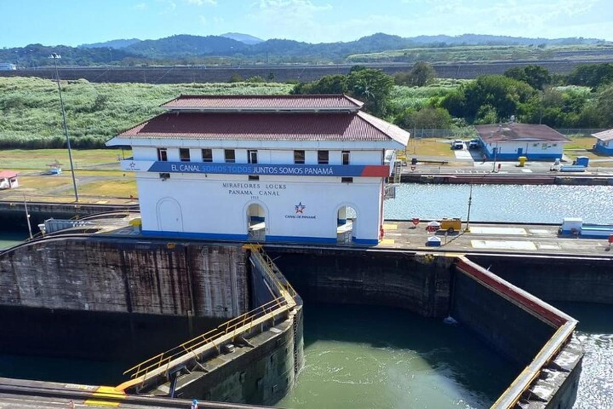 un edificio en medio de una presa en un río