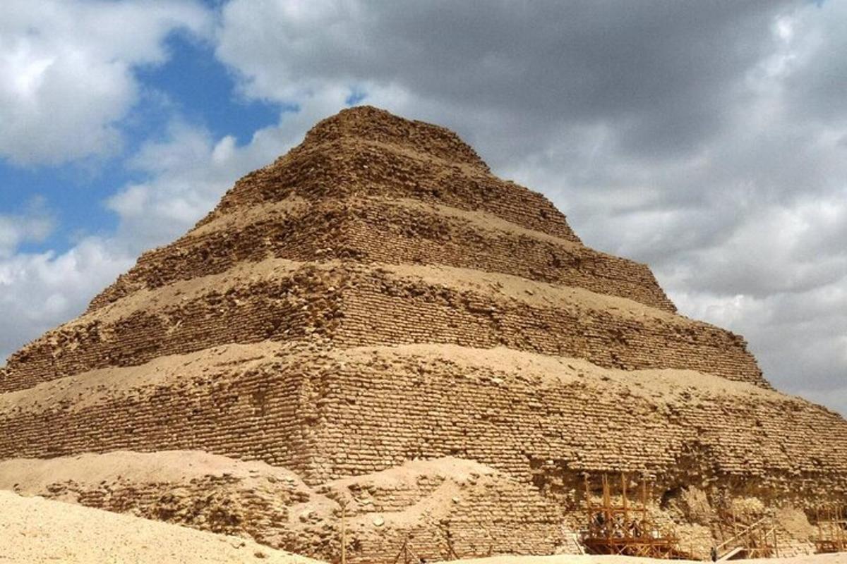 pyramida v poušti s oblačnou oblohou