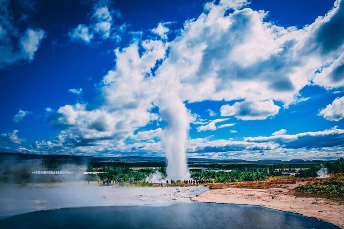 un geyser nel mezzo di uno specchio d'acqua