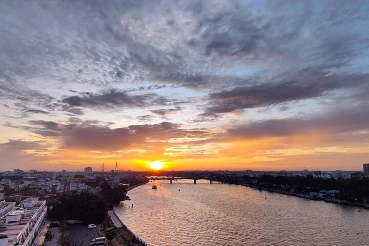 ein Sonnenuntergang über einem Fluss in einer Stadt mit einer Brücke