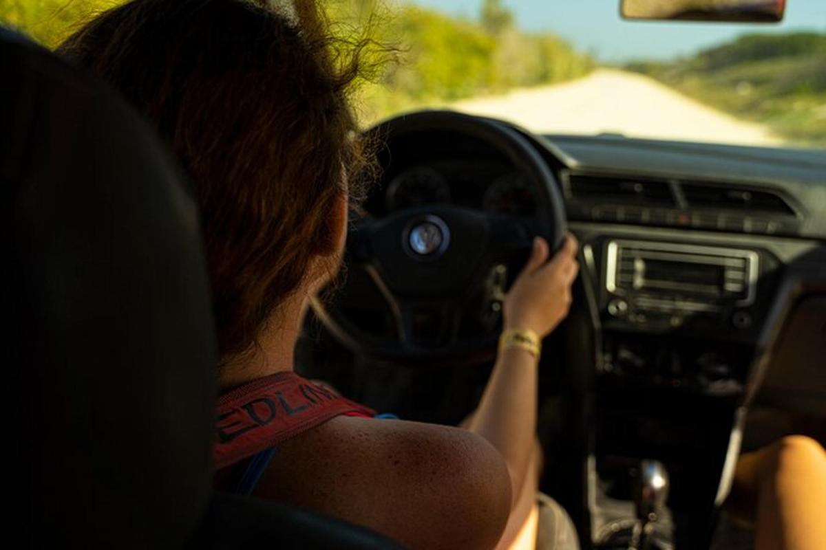 žena řídící auto při fotografování