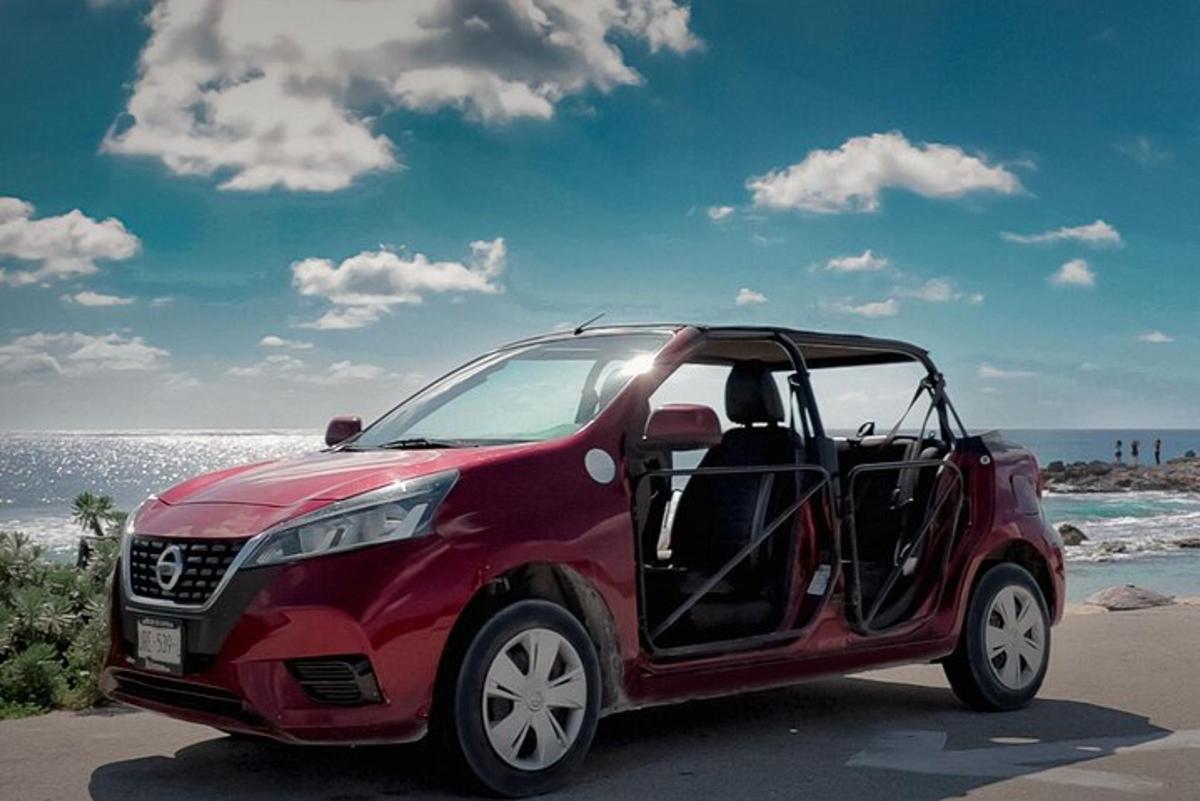 červené auto s otevřenými dveřmi na pláži