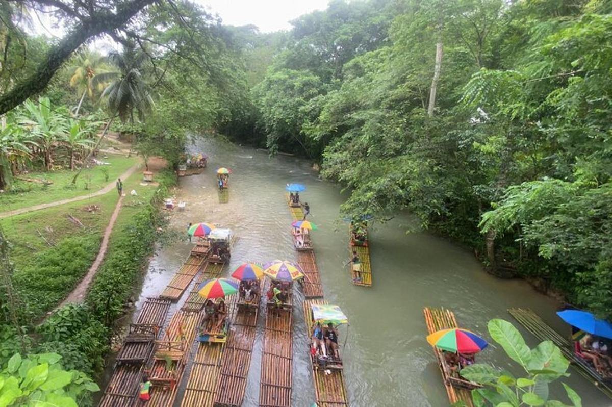 sekumpulan bot dengan payung di sungai