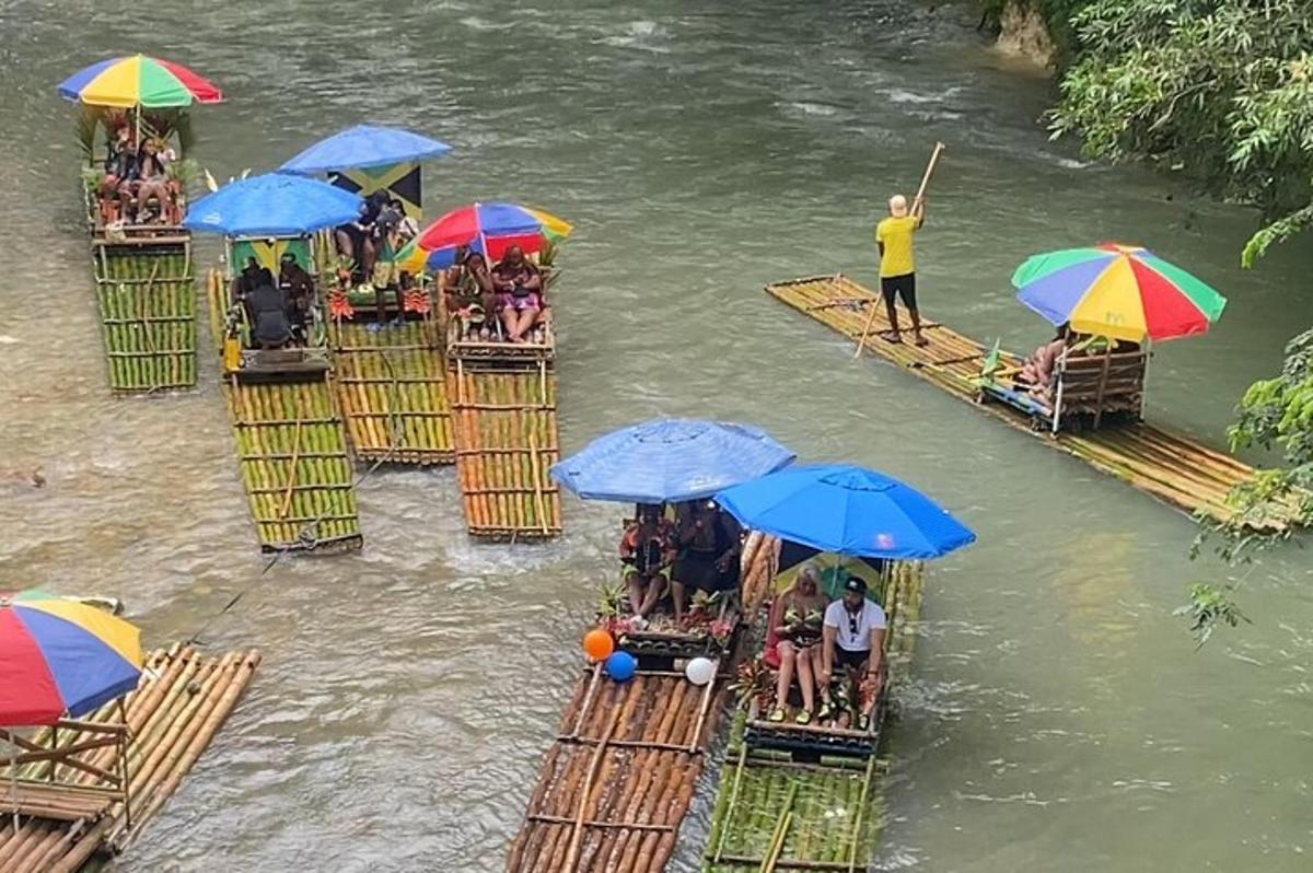 sekumpulan bot dengan payung di sungai