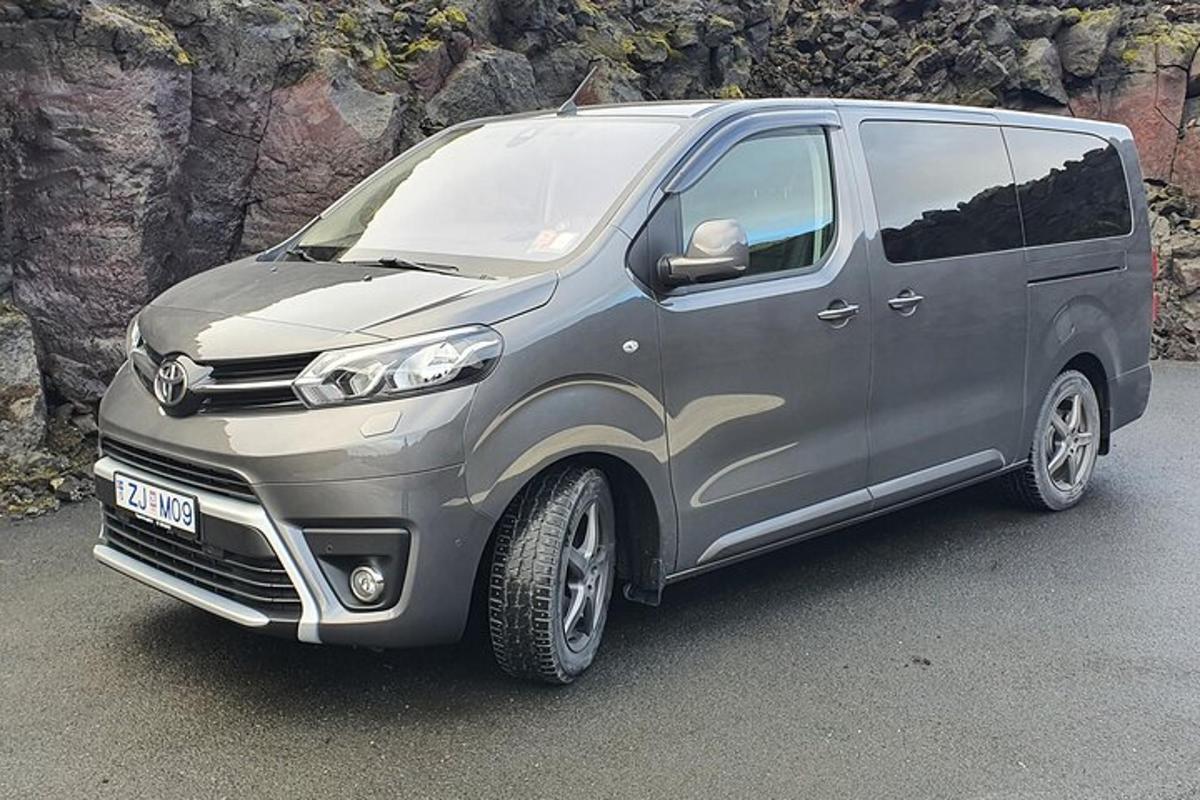 sebuah van perak diletakkan di tempat letak kereta