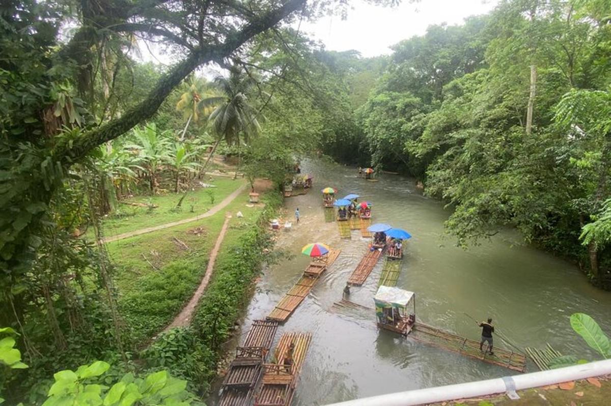 sekumpulan orang berdiri di atas jambatan di sungai