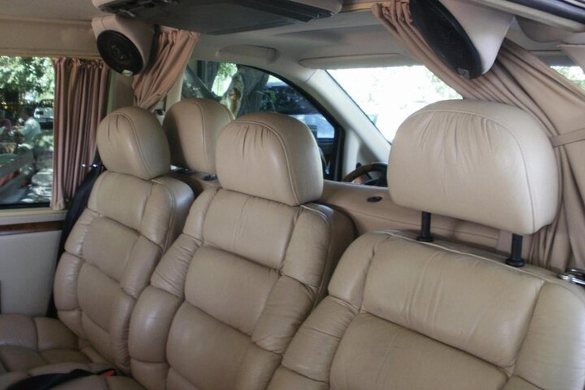 dua baris tempat duduk di belakang kereta